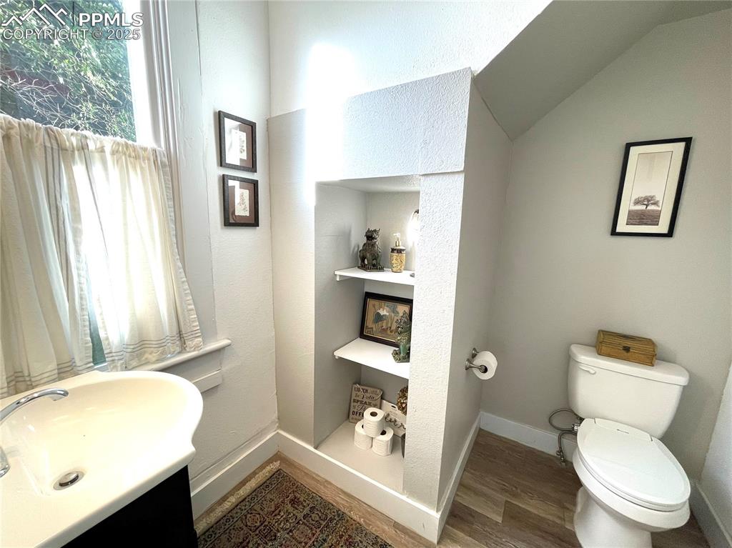 Image 14 of 25: Bathroom