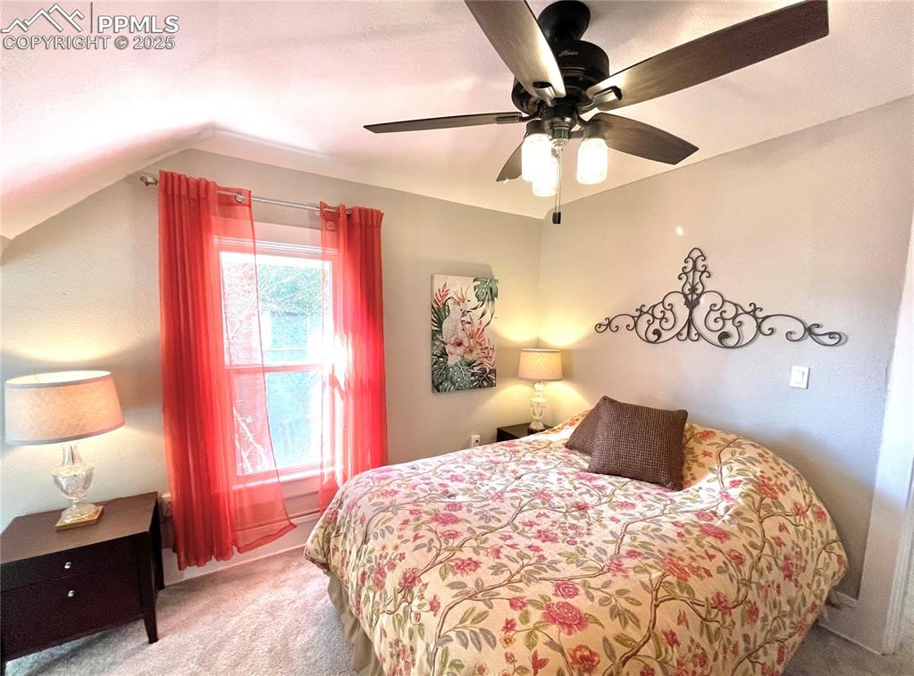 Image 16 of 25: Bedroom