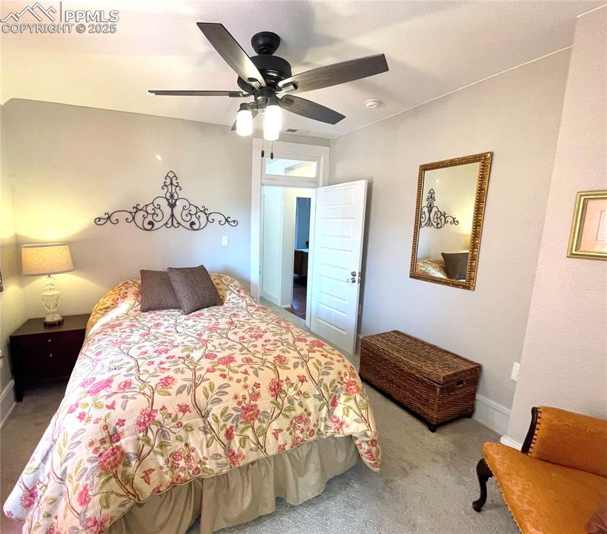 Image 17 of 25: Bedroom