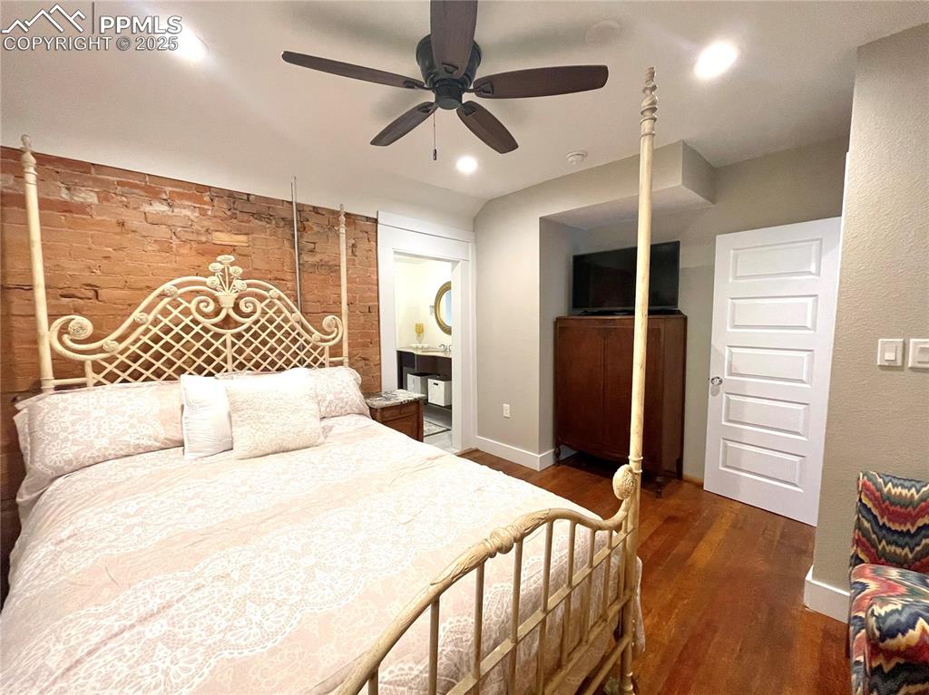 Image 19 of 25: Bedroom