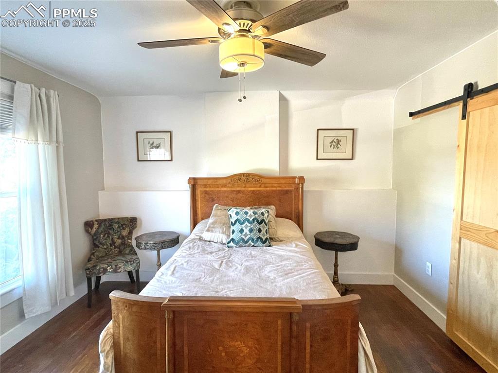 Image 22 of 25: Bedroom