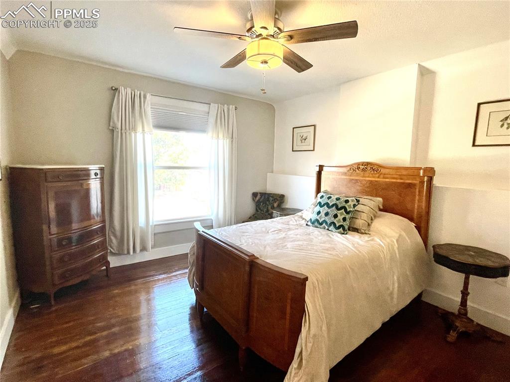 Image 23 of 25: Bedroom