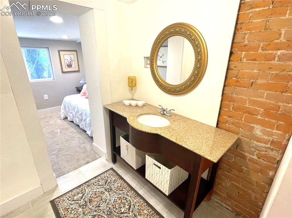 Image 24 of 25: Bathroom