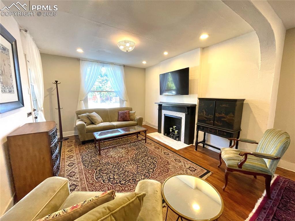 Image 5 of 25: Living Room