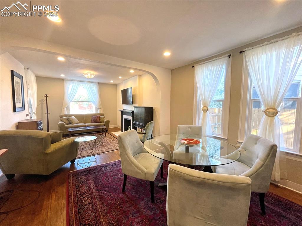 Image 7 of 25: Dining Area