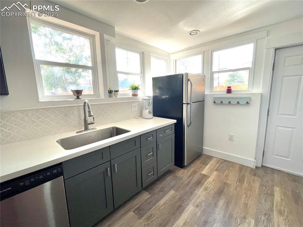 Image 9 of 25: Kitchen