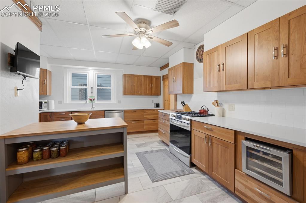 Image 11 of 31: Kitchen