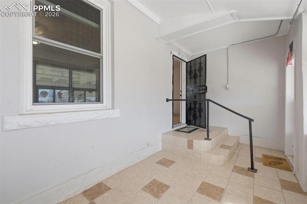 Image 19 of 31: Entry