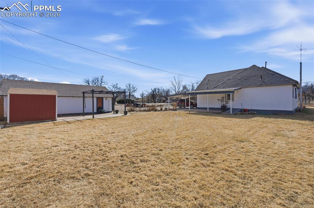 Image 24 of 31: Yard