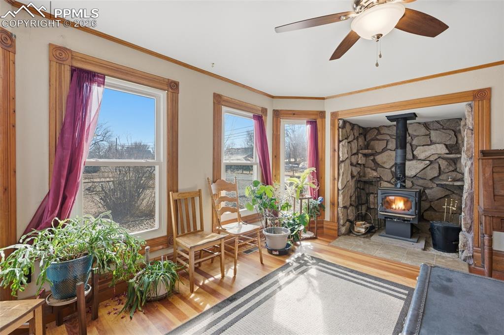 Image 6 of 31: Living Room