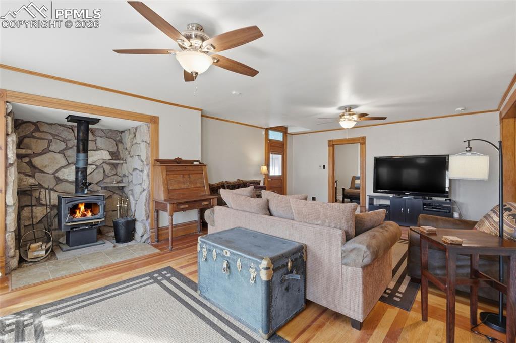 Image 7 of 31: Living Room