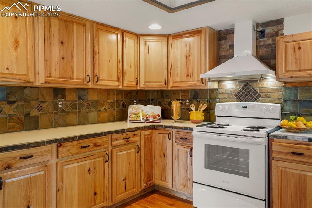 Image 12 of 22: Kitchen