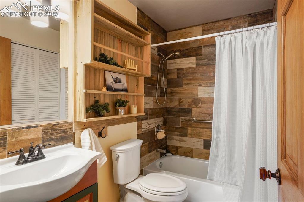 Image 14 of 22: Bathroom