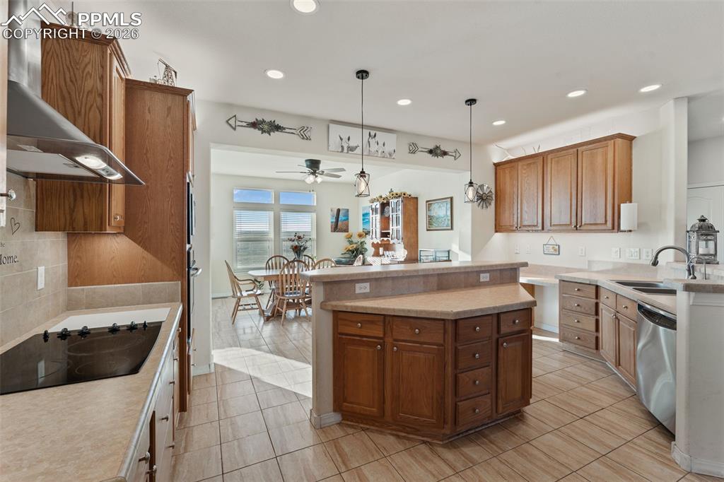 Image 16 of 47: Kitchen