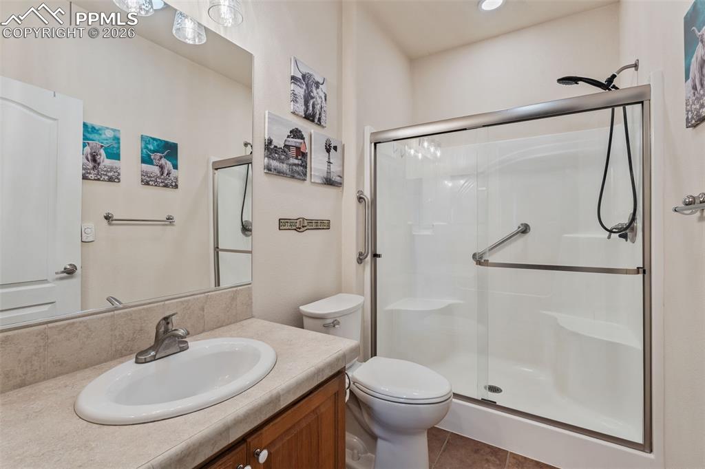 Image 29 of 47: Bathroom