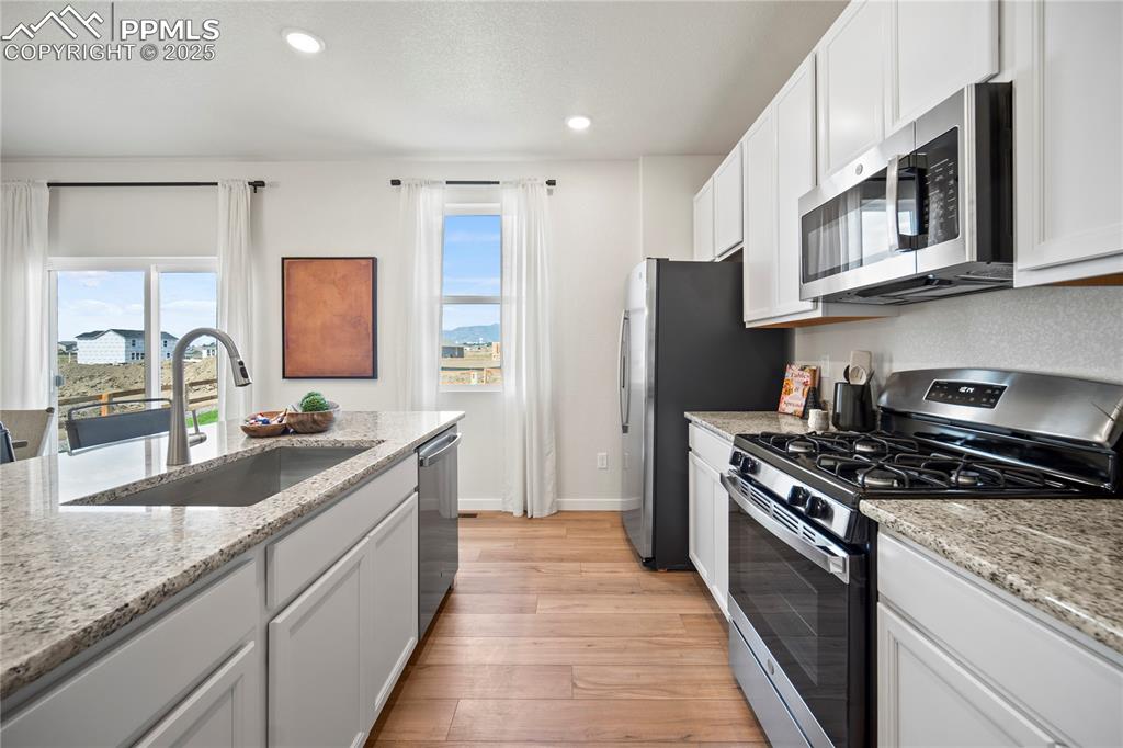 Image 12 of 40: Kitchen