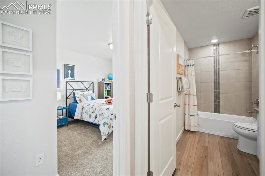 Image 30 of 40: Bathroom