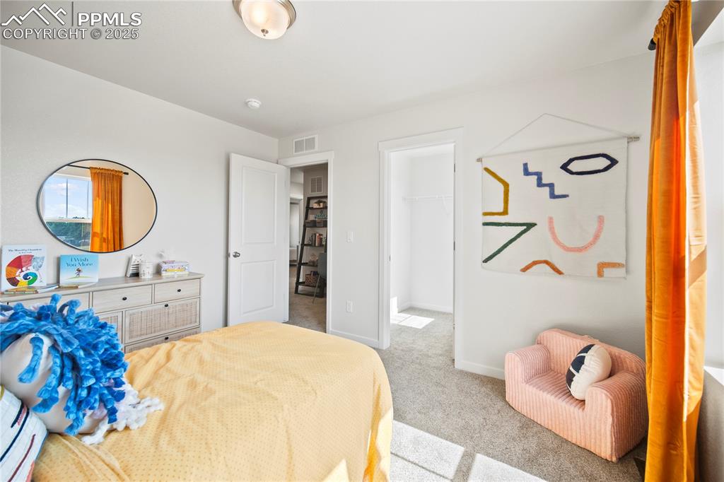 Image 34 of 40: Bedroom