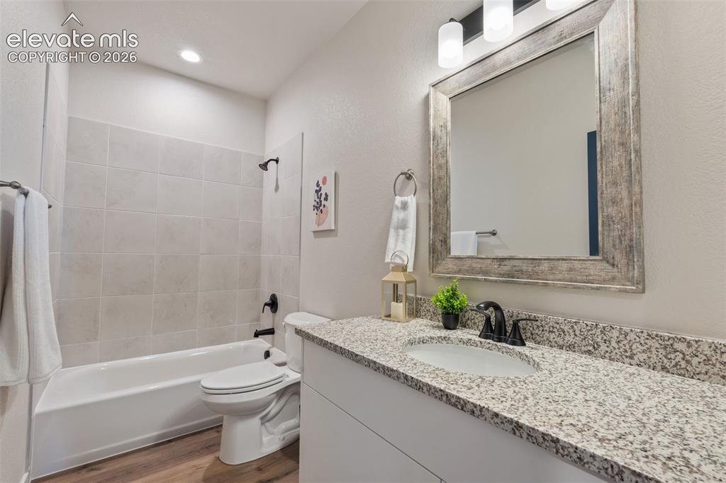 Image 32 of 49: Bathroom
