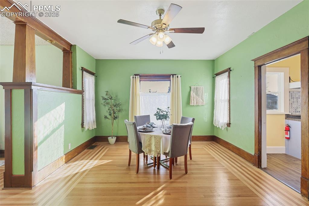 Image 11 of 50: Dining Area