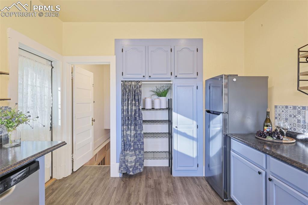 Image 16 of 50: Kitchen