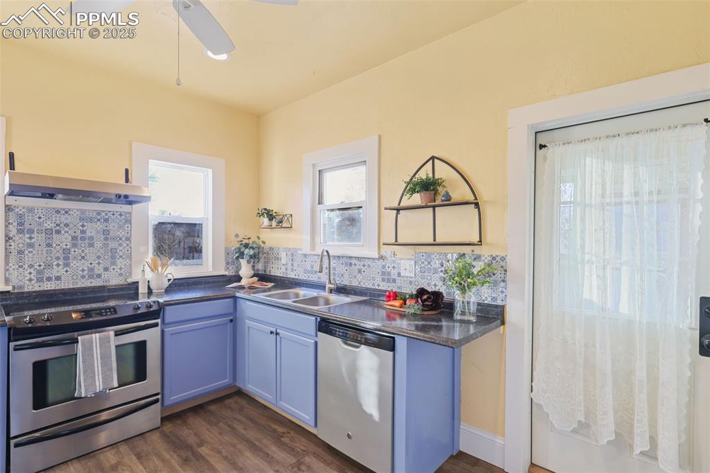 Image 18 of 50: Kitchen