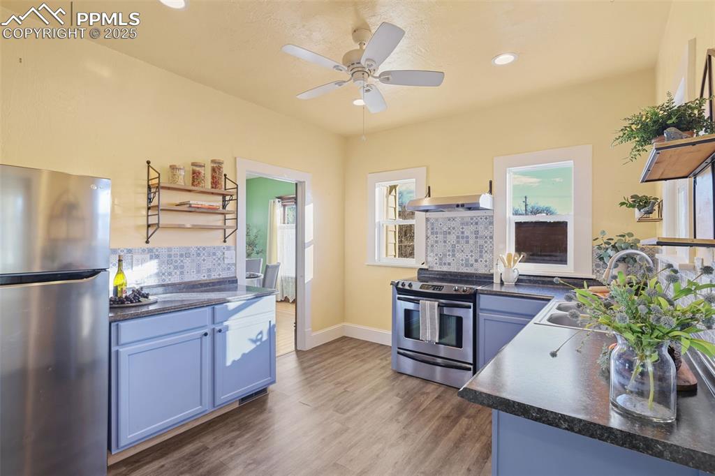 Image 19 of 50: Kitchen