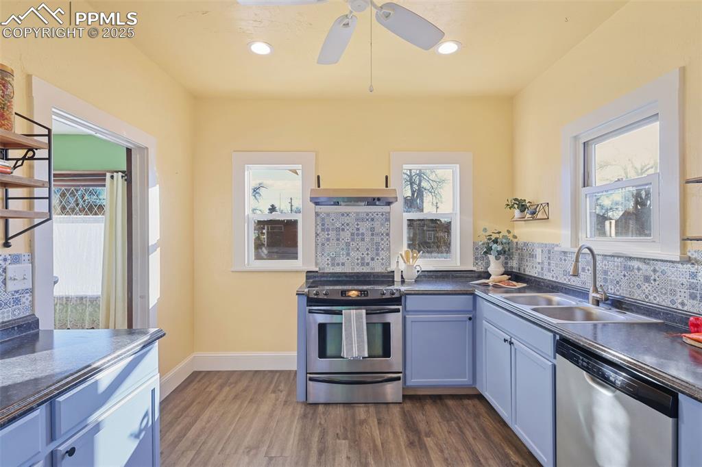 Image 21 of 50: Kitchen