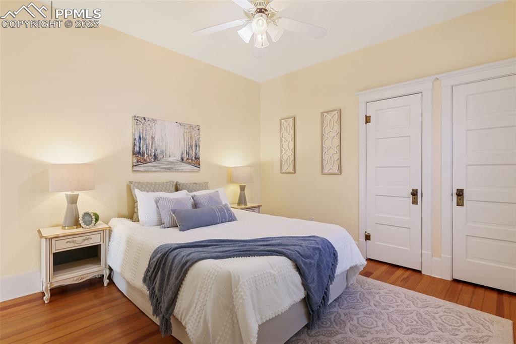 Image 22 of 50: Bedroom