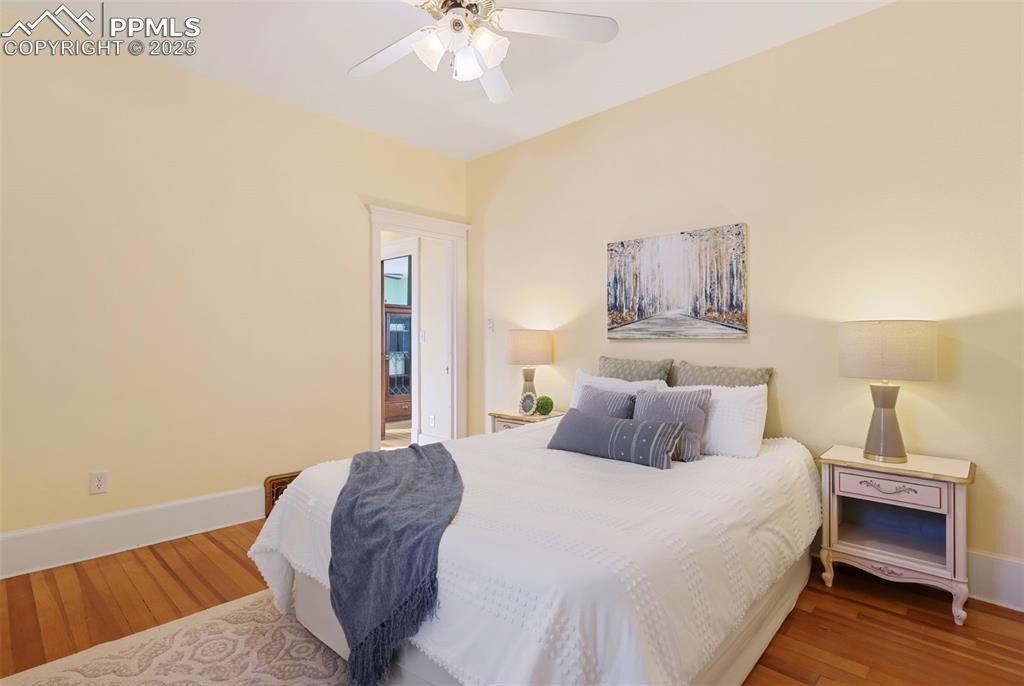 Image 23 of 50: Bedroom