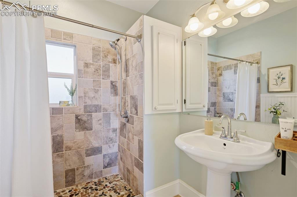 Image 26 of 50: Bathroom