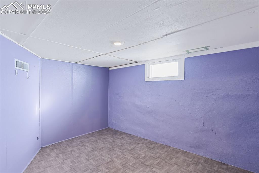 Image 31 of 50: Bedroom