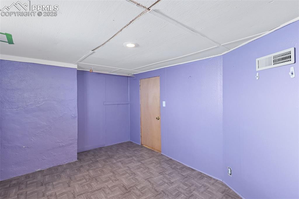 Image 32 of 50: Bedroom