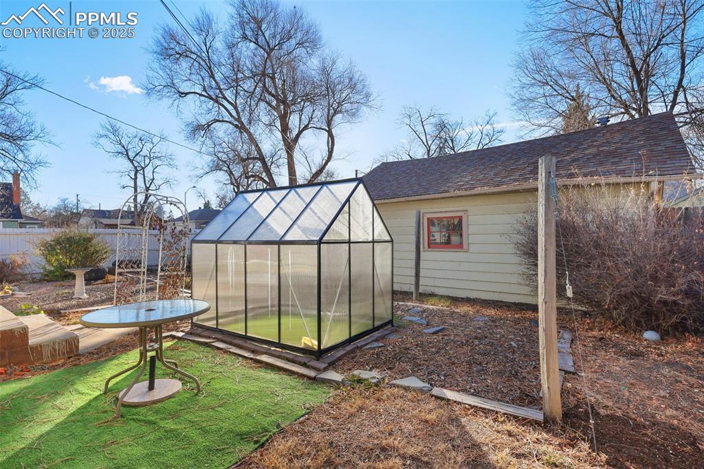 Image 37 of 50: Yard