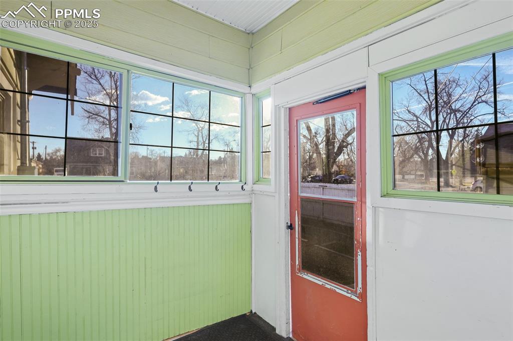 Image 39 of 50: Mud Room