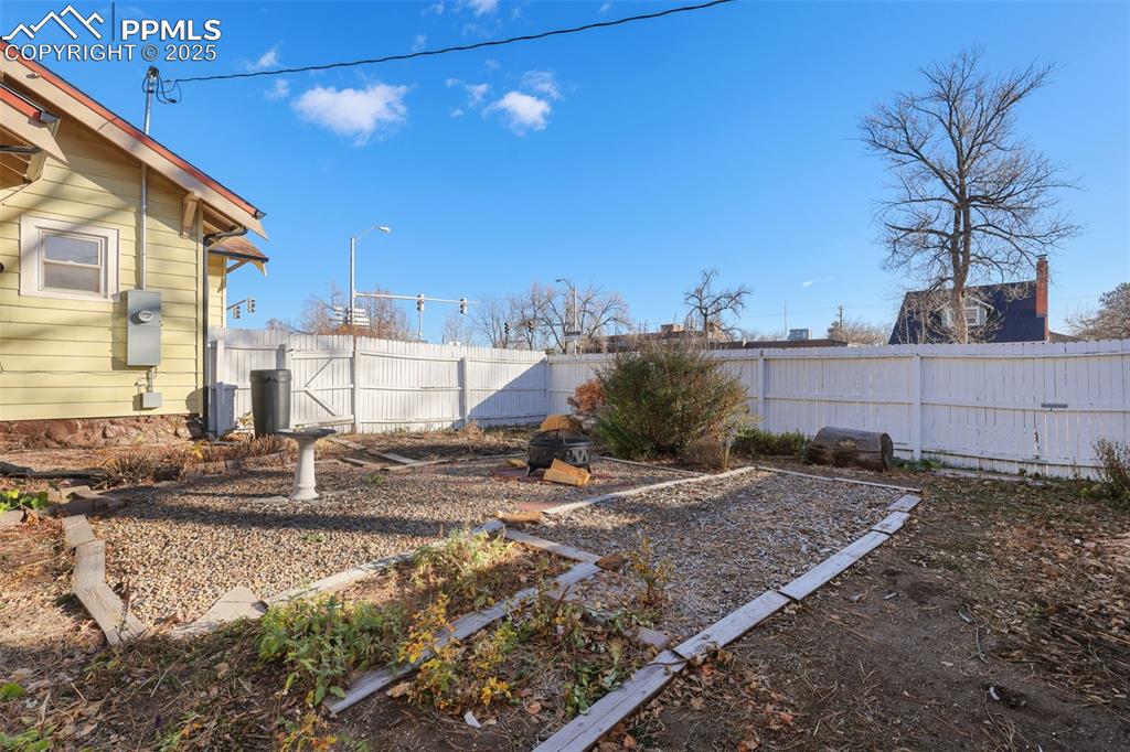 Image 42 of 50: Yard