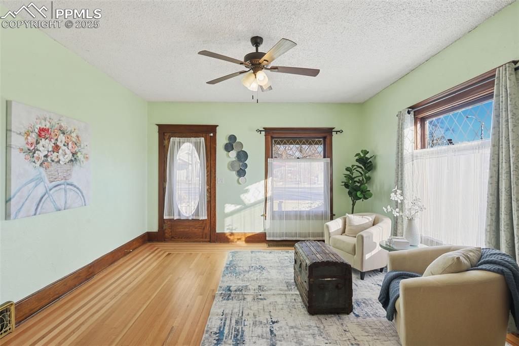 Image 6 of 50: Sitting Room