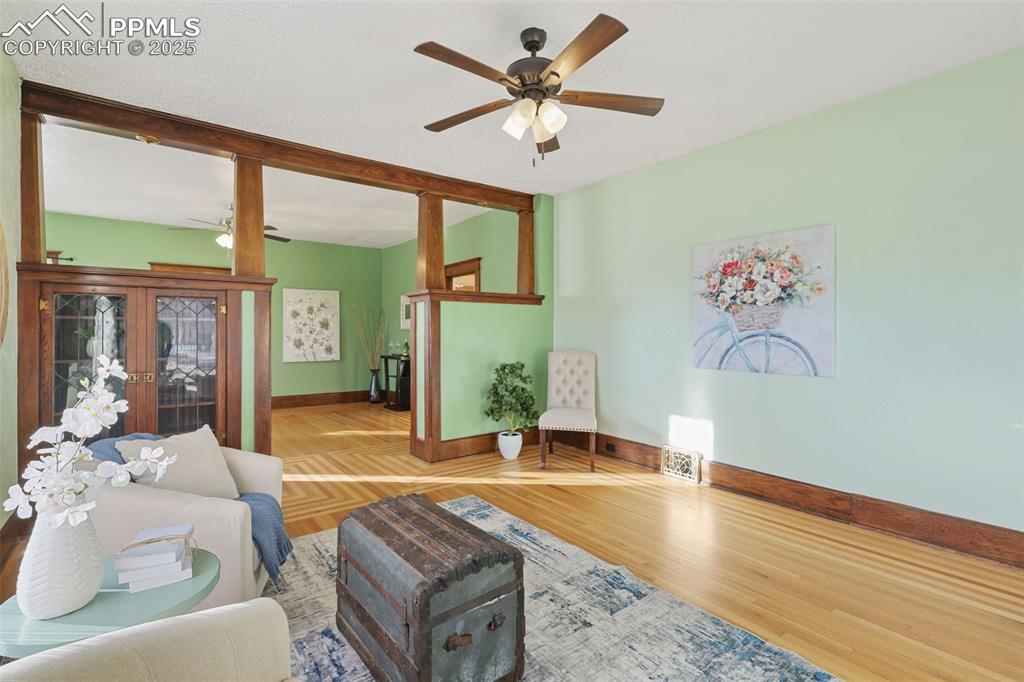 Image 7 of 50: Living Room