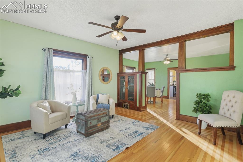 Image 8 of 50: Living Room