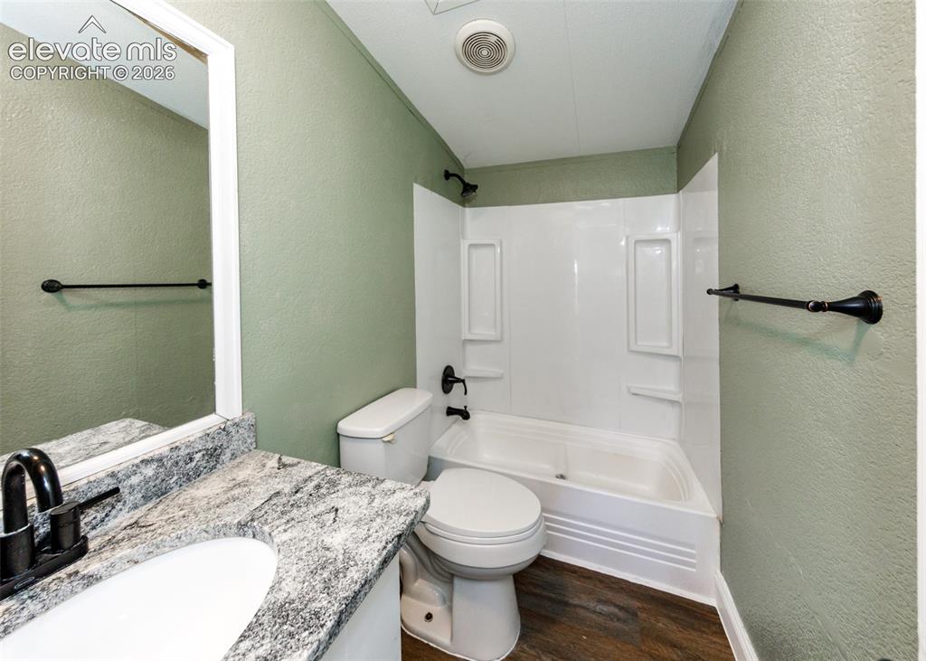 Image 25 of 26: 2nd bathroom