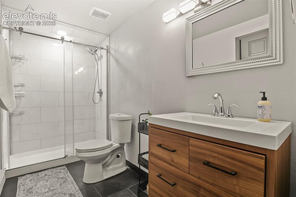 Image 22 of 49: Updated full bath with attractive finishes.