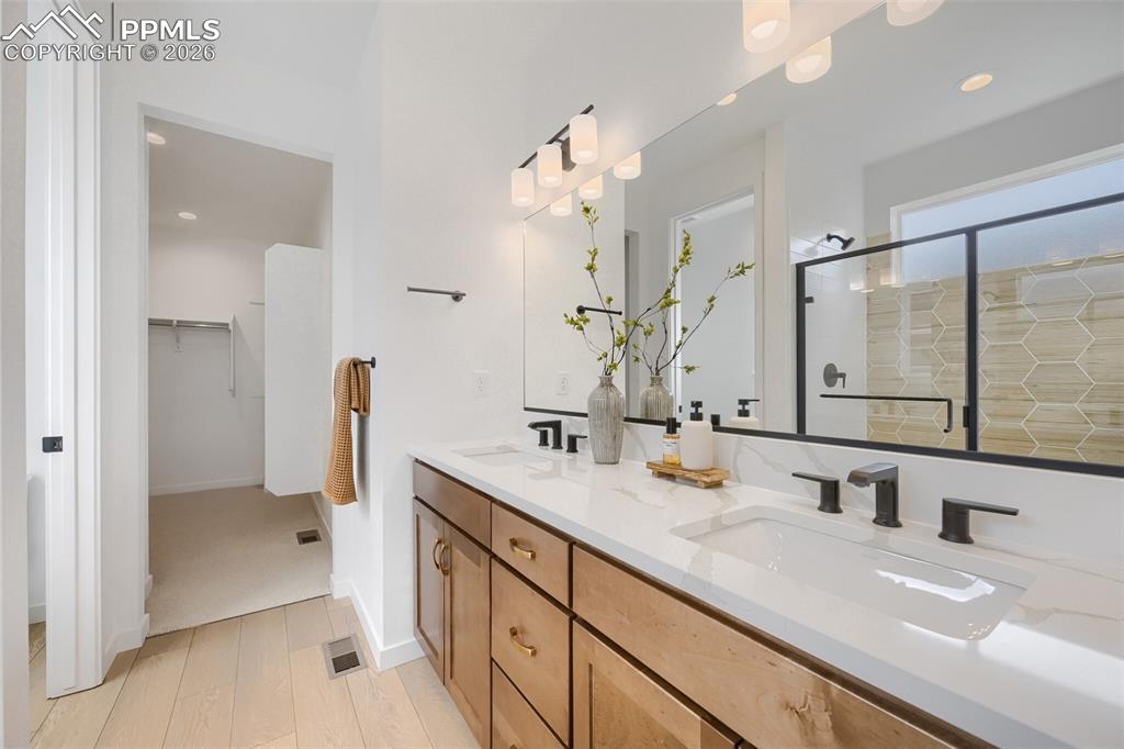 Image 16 of 21: Bathroom