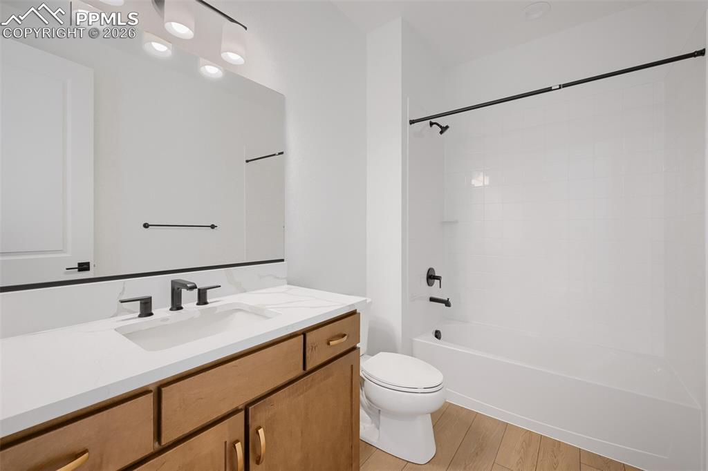 Image 18 of 21: Bathroom