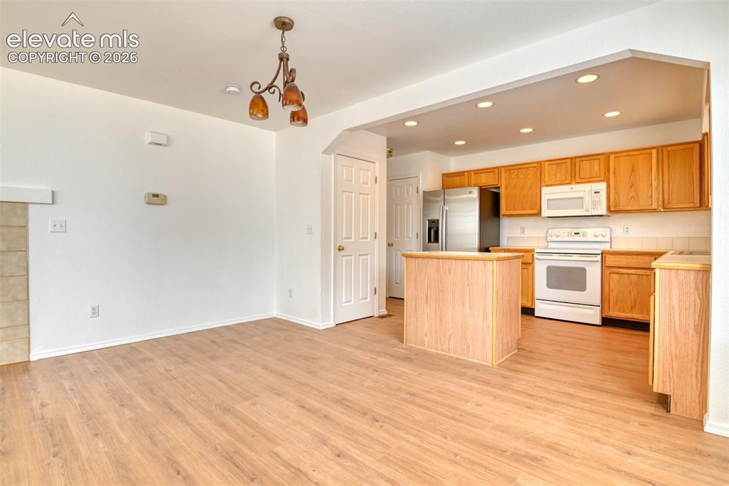 Image 12 of 36: Dining Area