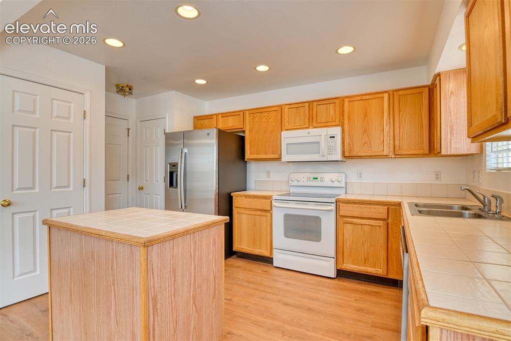 Image 13 of 36: Kitchen