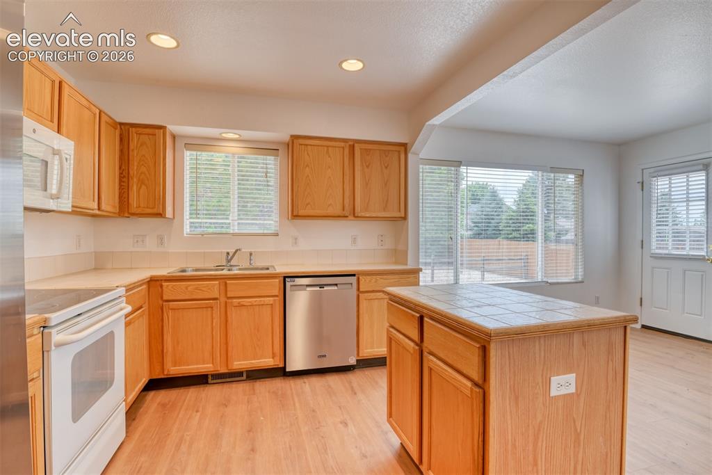 Image 15 of 36: Kitchen