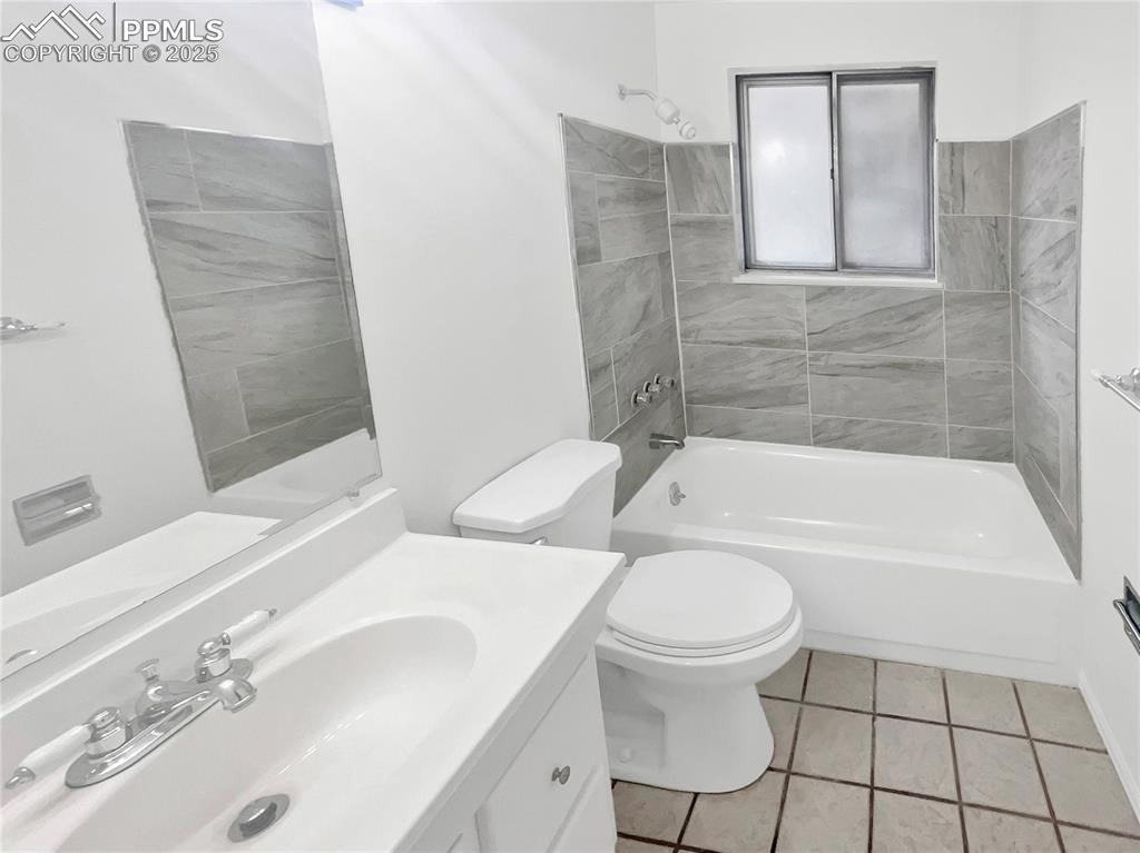 Image 12 of 23: Bathroom