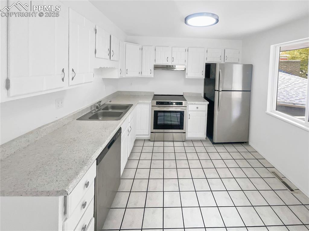 Image 6 of 23: Kitchen