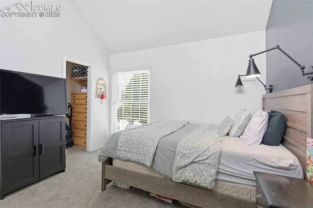 Image 14 of 18: Bedroom