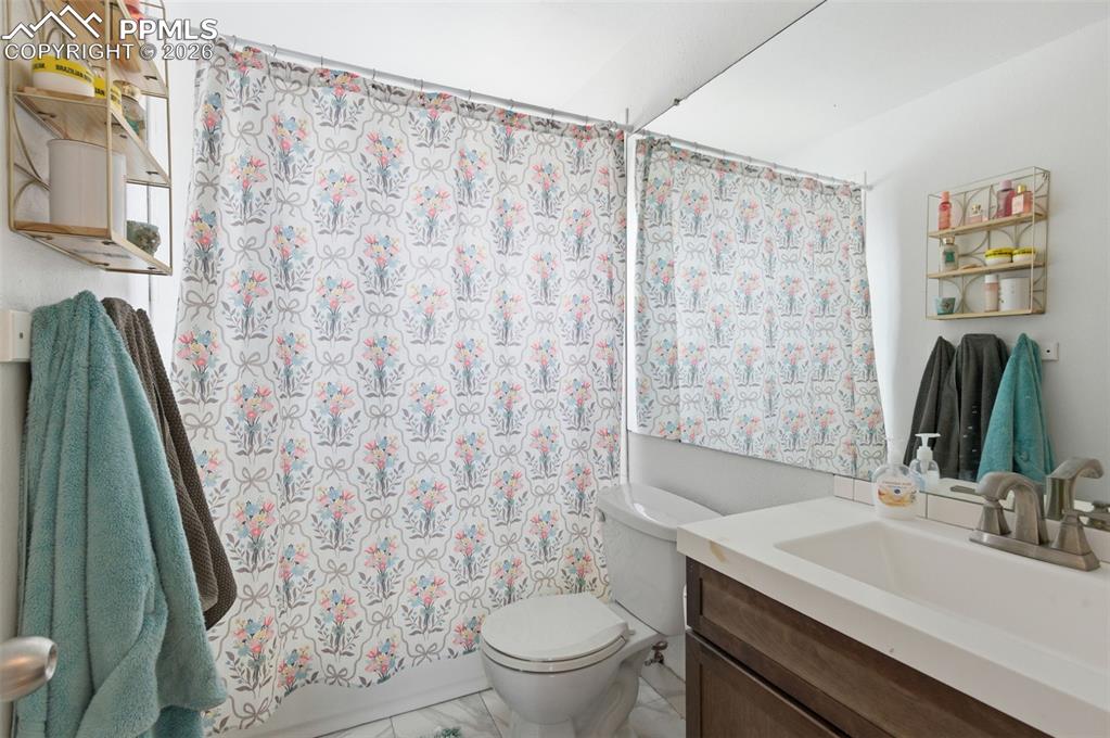 Image 17 of 18: Bathroom